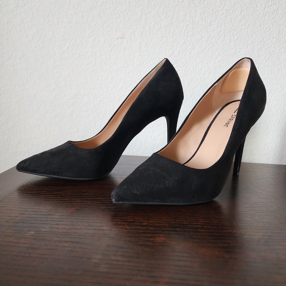 Elegant Black Women's Pointy Toe Heels Size: 7.5